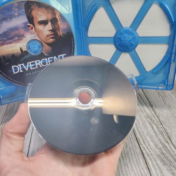 Divergent - Blu-ray + DVD + Digital HD 2-Disc 2014 - Picture 4 of 6